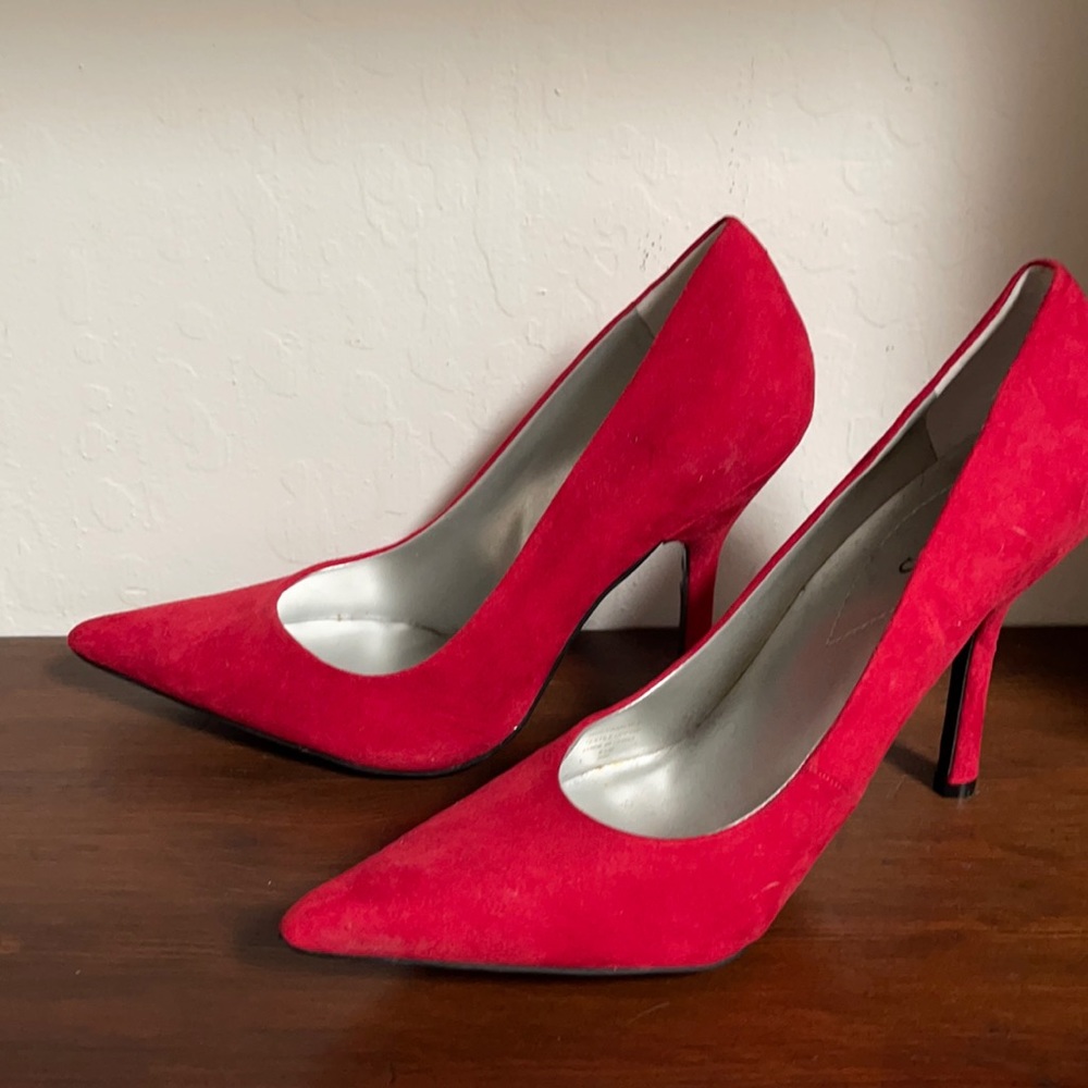 Brand new Guess red pumps
